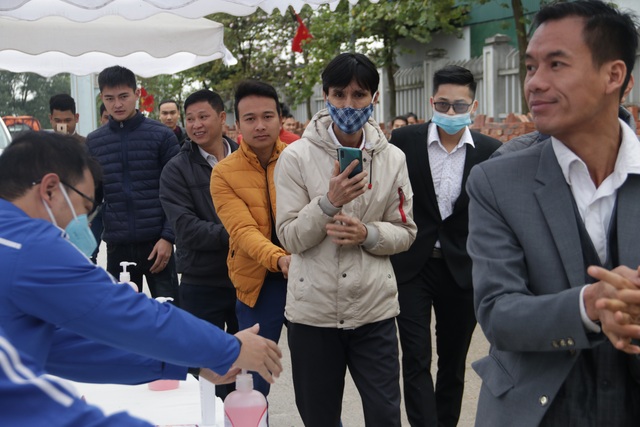 Cưới thời virus corona, Duy Mạnh cùng vợ chăm chỉ rửa tay diệt khuẩn - 8 Cưới thời virus corona, Duy Mạnh cùng vợ chăm chỉ rửa tay diệt khuẩn - 8