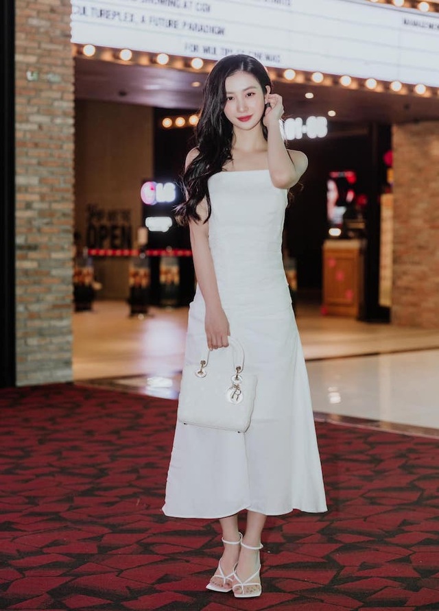 Minh Hằng, Khánh My diện đồ bơi khoe ba vòng nóng bỏng - 9