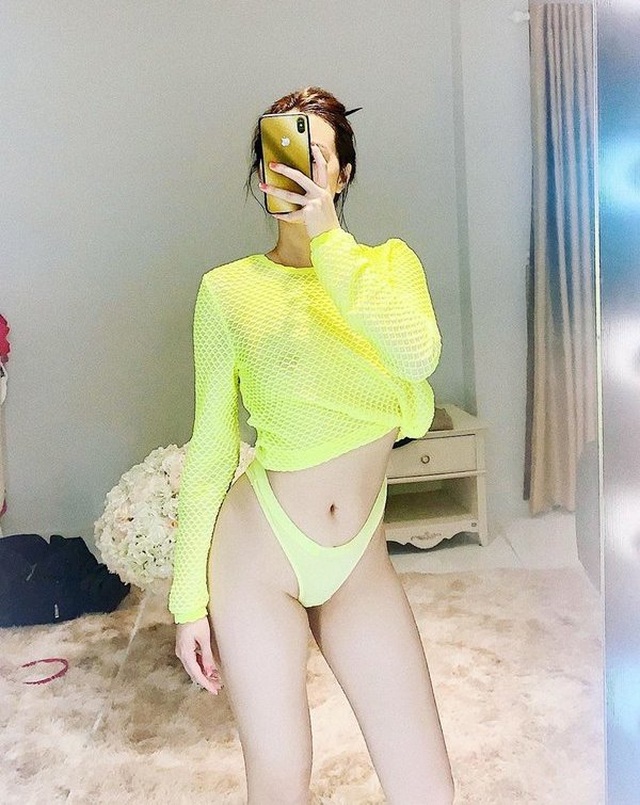 Minh Hằng, Khánh My diện đồ bơi khoe ba vòng nóng bỏng - 2