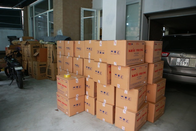 Phát hiện một người Trung Quốc thu gom 50 thùng khẩu trang tại Hà Nội - 2