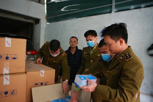 Phát hiện một người Trung Quốc thu gom 50 thùng khẩu trang tại Hà Nội - 4