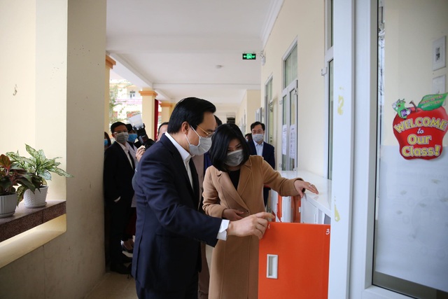 Bộ trưởng Phùng Xuân Nhạ kiểm tra phòng dịch virus corona tại trường học - 2 Bộ trưởng Phùng Xuân Nhạ kiểm tra phòng dịch virus corona tại trường học - 2