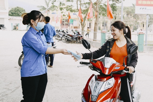 Phát 5.000 khẩu trang, nước rửa tay miễn phí cho học sinh vùng biển - 9 Phát 5.000 khẩu trang, nước rửa tay miễn phí cho học sinh vùng biển - 9
