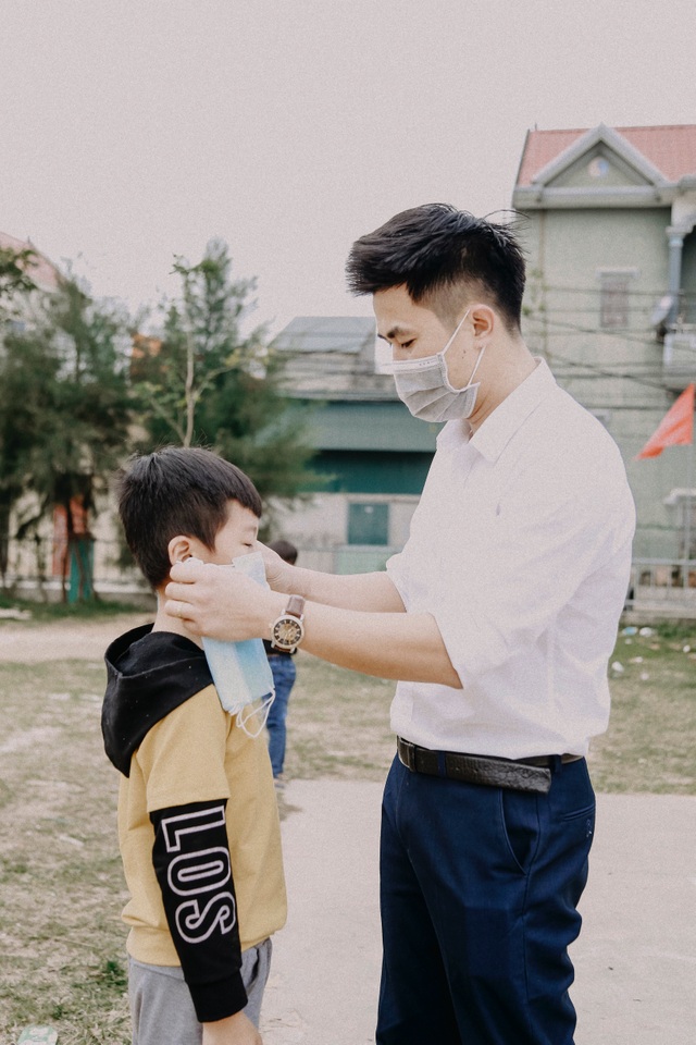 Phát 5.000 khẩu trang, nước rửa tay miễn phí cho học sinh vùng biển - 4 Phát 5.000 khẩu trang, nước rửa tay miễn phí cho học sinh vùng biển - 4