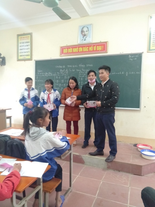 Phát 5.000 khẩu trang, nước rửa tay miễn phí cho học sinh vùng biển - 14 Phát 5.000 khẩu trang, nước rửa tay miễn phí cho học sinh vùng biển - 14