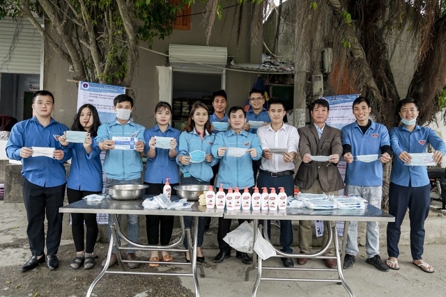 Phát 5.000 khẩu trang, nước rửa tay miễn phí cho học sinh vùng biển - 2 Phát 5.000 khẩu trang, nước rửa tay miễn phí cho học sinh vùng biển - 2
