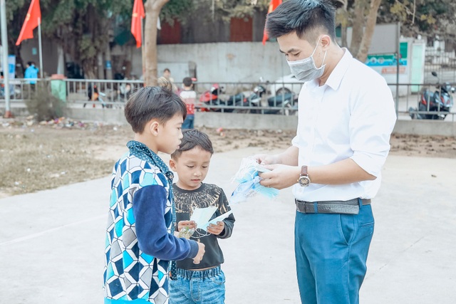 Phát 5.000 khẩu trang, nước rửa tay miễn phí cho học sinh vùng biển - 10 Phát 5.000 khẩu trang, nước rửa tay miễn phí cho học sinh vùng biển - 10