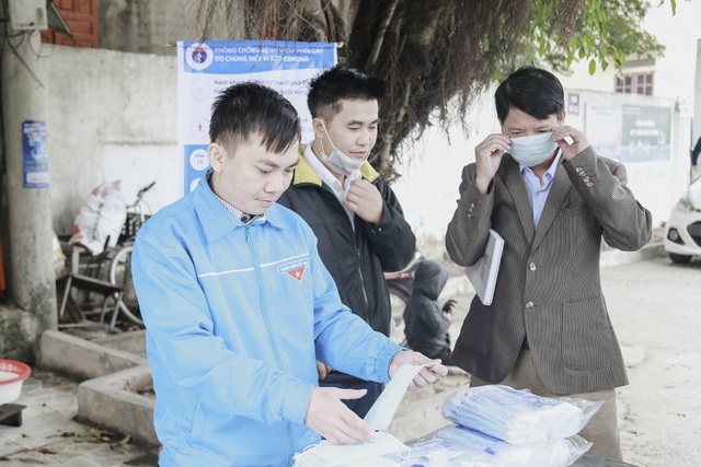 Phát 5.000 khẩu trang, nước rửa tay miễn phí cho học sinh vùng biển - 7 Phát 5.000 khẩu trang, nước rửa tay miễn phí cho học sinh vùng biển - 7