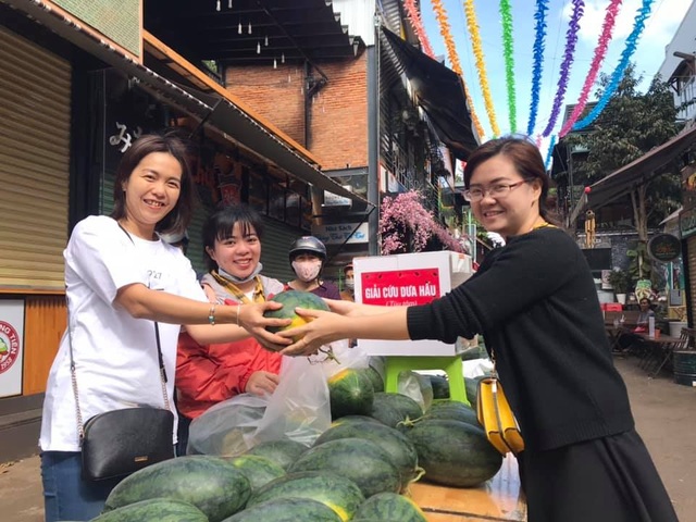 Người dân Đắk Lắk hào hứng “giải cứu” dưa hấu giúp bà con nông dân - 1 Người dân Đắk Lắk hào hứng “giải cứu” dưa hấu giúp bà con nông dân - 1