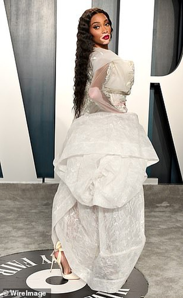 Choáng với váy táo bạo của siêu mẫu Joan Smalls - 12