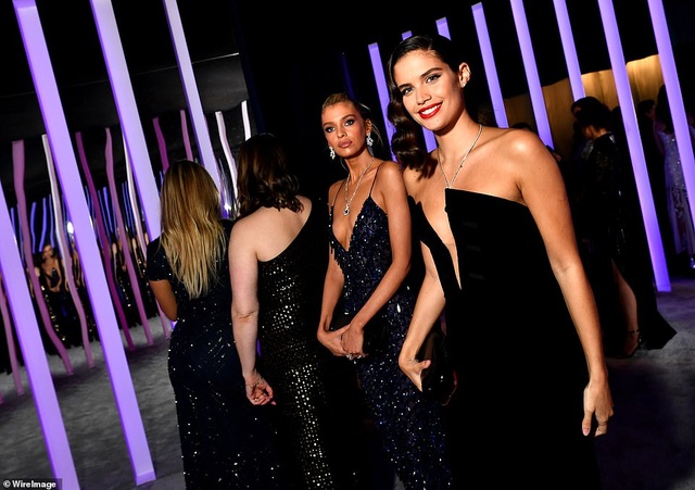 Choáng với váy táo bạo của siêu mẫu Joan Smalls - 17