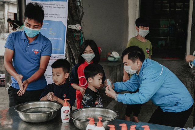Phát 5.000 khẩu trang, nước rửa tay miễn phí cho học sinh vùng biển - 19 Phát 5.000 khẩu trang, nước rửa tay miễn phí cho học sinh vùng biển - 19
