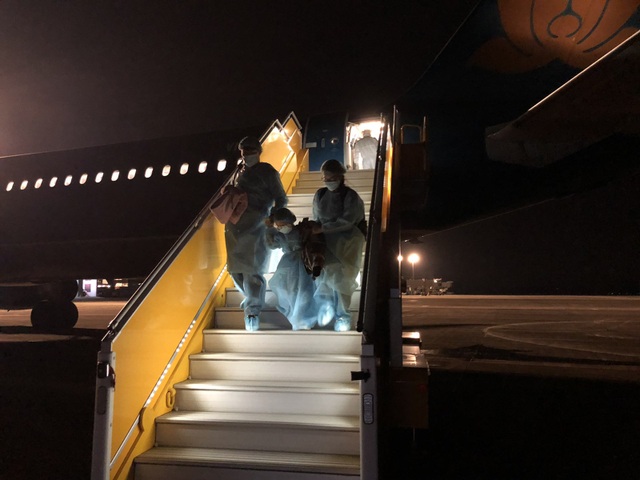Hình ảnh đầu tiên của 30 người Việt vừa trở về từ Vũ Hán - 2