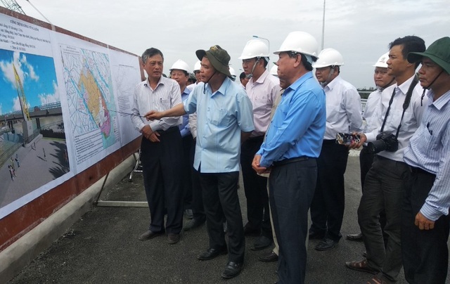 Bộ trưởng Nông nghiệp kiểm tra công tác ứng phó hạn mặn ở Vĩnh Long - 2 Bộ trưởng Nông nghiệp kiểm tra công tác ứng phó hạn mặn ở Vĩnh Long - 2