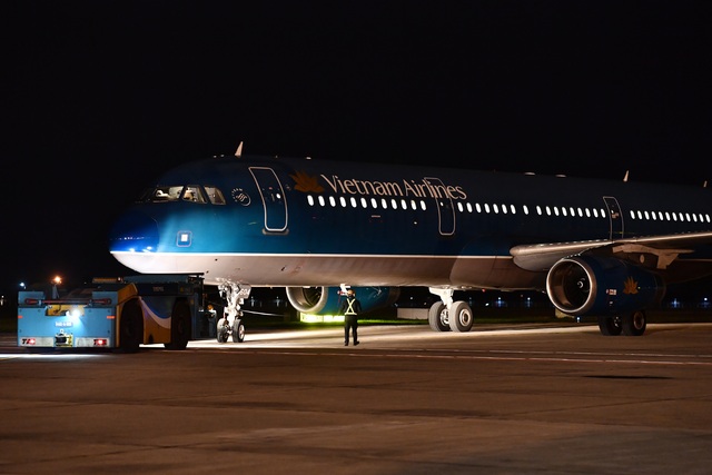 Chuyến bay đặc biệt chở 30 người Việt từ Vũ Hán về nước - 1