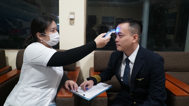 Chuyến bay đặc biệt chở 30 người Việt từ Vũ Hán về nước - 4