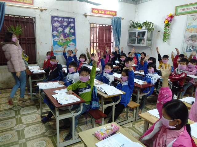 Phát 5.000 khẩu trang, nước rửa tay miễn phí cho học sinh vùng biển - 16 Phát 5.000 khẩu trang, nước rửa tay miễn phí cho học sinh vùng biển - 16