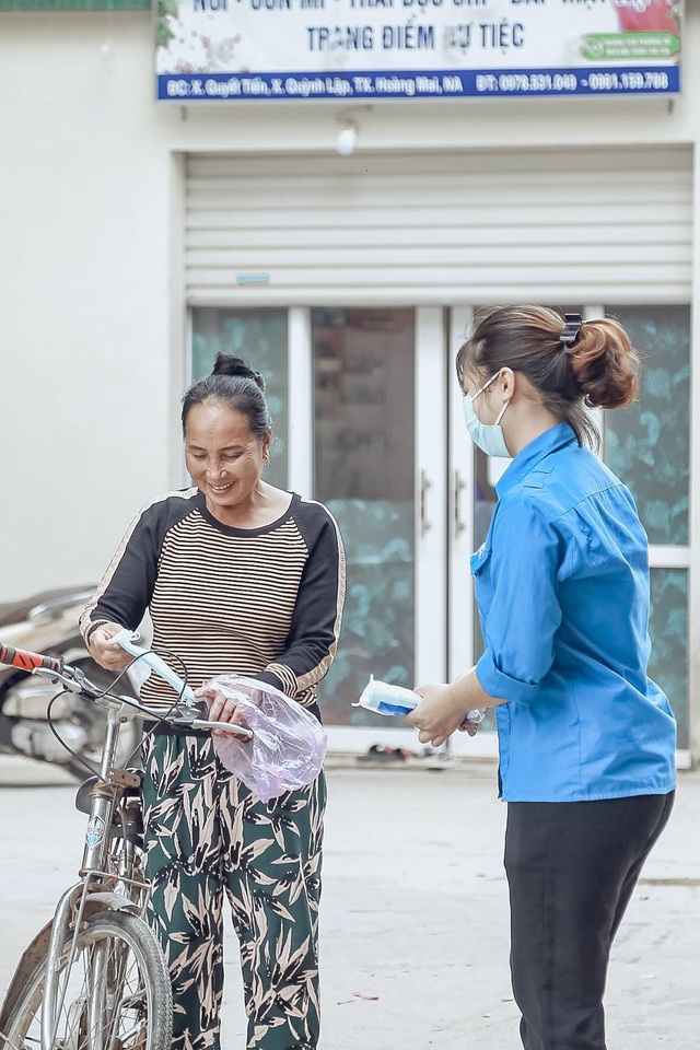 Phát 5.000 khẩu trang, nước rửa tay miễn phí cho học sinh vùng biển - 8 Phát 5.000 khẩu trang, nước rửa tay miễn phí cho học sinh vùng biển - 8