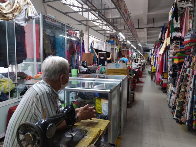 Dịch vụ may áo dài “nóng” ở Đà Nẵng vắng khách vì corona - 2 Dịch vụ may áo dài “nóng” ở Đà Nẵng vắng khách vì corona - 2