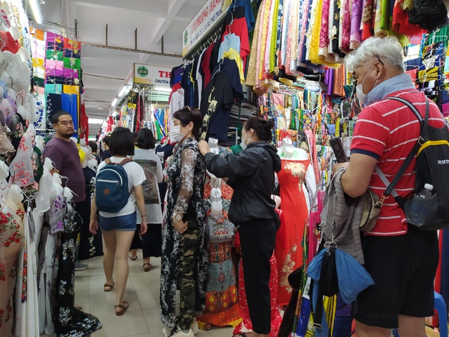 Dịch vụ may áo dài “nóng” ở Đà Nẵng vắng khách vì corona - 4 Dịch vụ may áo dài “nóng” ở Đà Nẵng vắng khách vì corona - 4