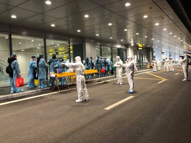 Hình ảnh đầu tiên của 30 người Việt vừa trở về từ Vũ Hán - 7