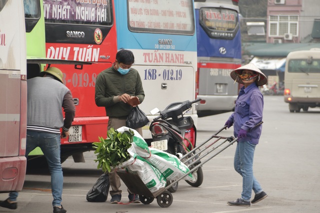 Tình cảnh vài ba khách giữa hàng trăm ghế trống tại các bến xe Hà Nội - 6