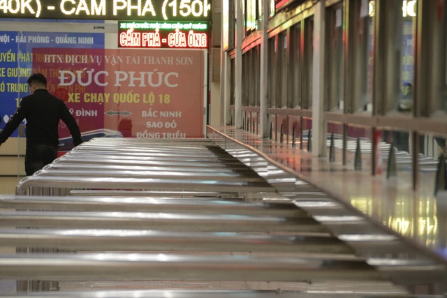 Tình cảnh vài ba khách giữa hàng trăm ghế trống tại các bến xe Hà Nội - 11