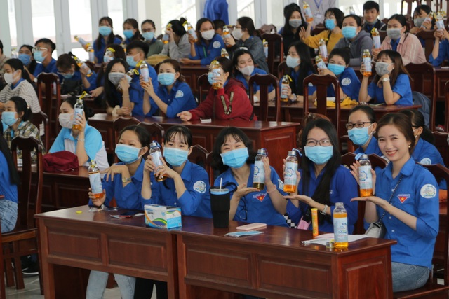 Trường ĐH Trà Vinh điều chế 2.500 lít rửa tay sát khuẩn phục vụ HS, SV - 4