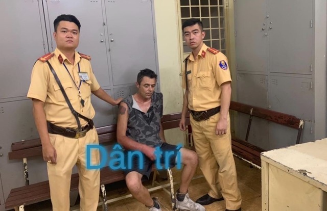 Người đàn ông ngoại quốc nghi dùng dao cướp tài sản ở cửa hàng tiện lợi - 1 Người đàn ông ngoại quốc nghi dùng dao cướp tài sản ở cửa hàng tiện lợi - 1
