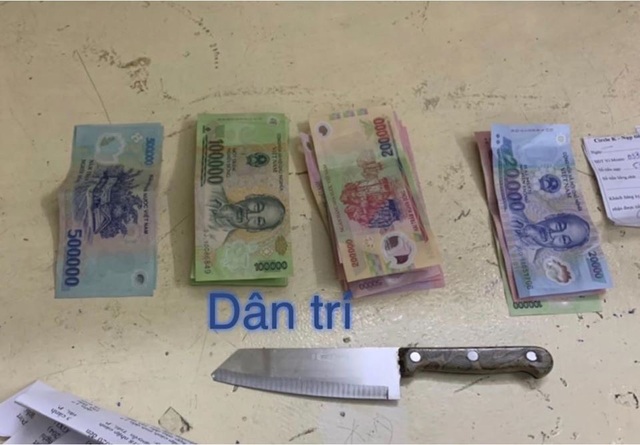 Người đàn ông ngoại quốc nghi dùng dao cướp tài sản ở cửa hàng tiện lợi - 2 Người đàn ông ngoại quốc nghi dùng dao cướp tài sản ở cửa hàng tiện lợi - 2