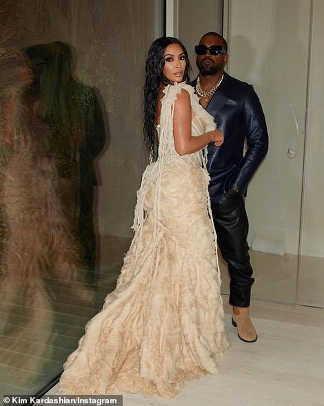 Chị em cô Kim diện váy ôm sát gợi cảm - 7