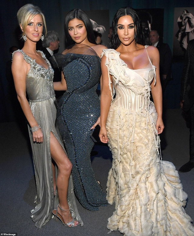 Chị em cô Kim diện váy ôm sát gợi cảm - 10