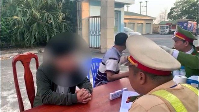 Phát hiện tài xế dương tính với ma túy trên cao tốc Nội Bài - Lào Cai - 1 Phát hiện tài xế dương tính với ma túy trên cao tốc Nội Bài - Lào Cai - 1