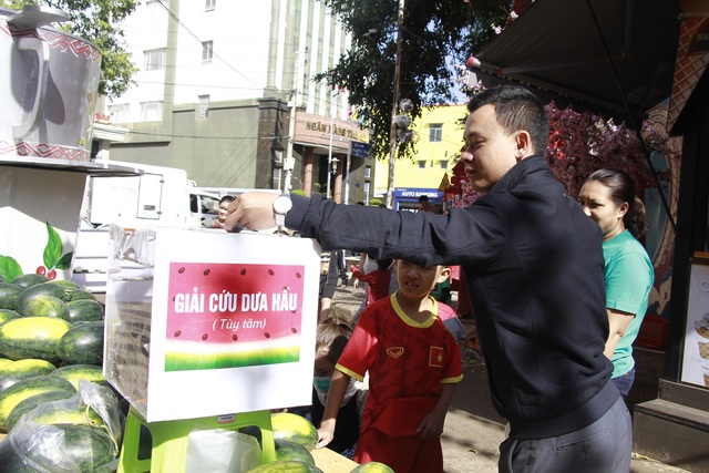 Người dân Đắk Lắk hào hứng “giải cứu” dưa hấu giúp bà con nông dân - 3 Người dân Đắk Lắk hào hứng “giải cứu” dưa hấu giúp bà con nông dân - 3
