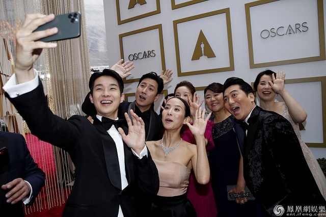 Khoảnh khắc rực rỡ của dàn sao “Ký sinh trùng” trên thảm đỏ Oscar 2020 - 4 Khoảnh khắc rực rỡ của dàn sao “Ký sinh trùng” trên thảm đỏ Oscar 2020 - 4