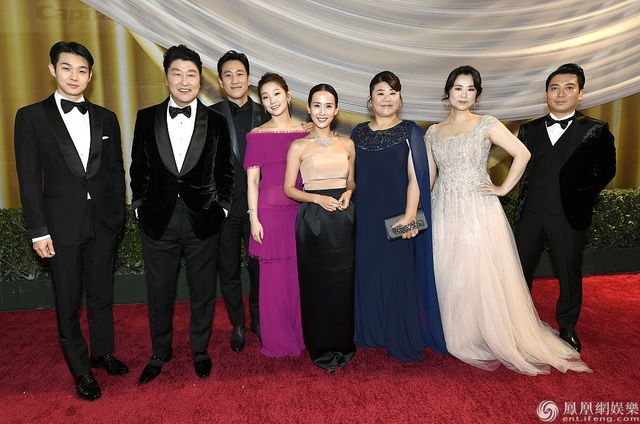 Khoảnh khắc rực rỡ của dàn sao “Ký sinh trùng” trên thảm đỏ Oscar 2020 - 9 Khoảnh khắc rực rỡ của dàn sao “Ký sinh trùng” trên thảm đỏ Oscar 2020 - 9