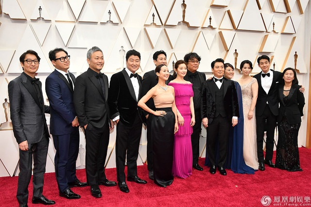 Khoảnh khắc rực rỡ của dàn sao “Ký sinh trùng” trên thảm đỏ Oscar 2020 - 7 Khoảnh khắc rực rỡ của dàn sao “Ký sinh trùng” trên thảm đỏ Oscar 2020 - 7