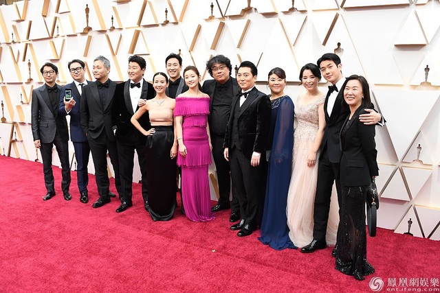 Khoảnh khắc rực rỡ của dàn sao “Ký sinh trùng” trên thảm đỏ Oscar 2020 - 8 Khoảnh khắc rực rỡ của dàn sao “Ký sinh trùng” trên thảm đỏ Oscar 2020 - 8