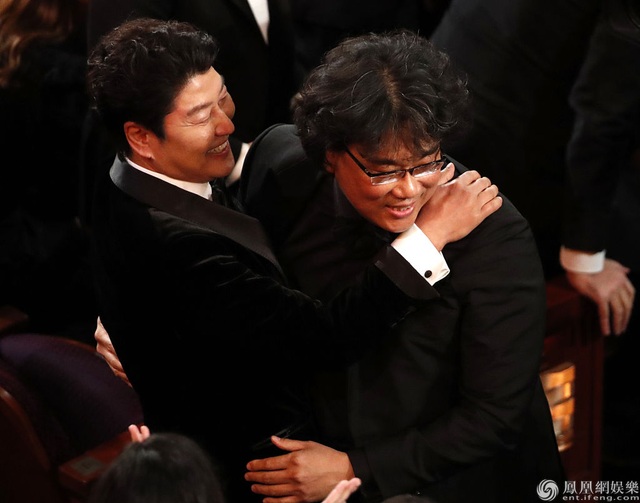 Khoảnh khắc rực rỡ của dàn sao “Ký sinh trùng” trên thảm đỏ Oscar 2020 - 25 Khoảnh khắc rực rỡ của dàn sao “Ký sinh trùng” trên thảm đỏ Oscar 2020 - 25