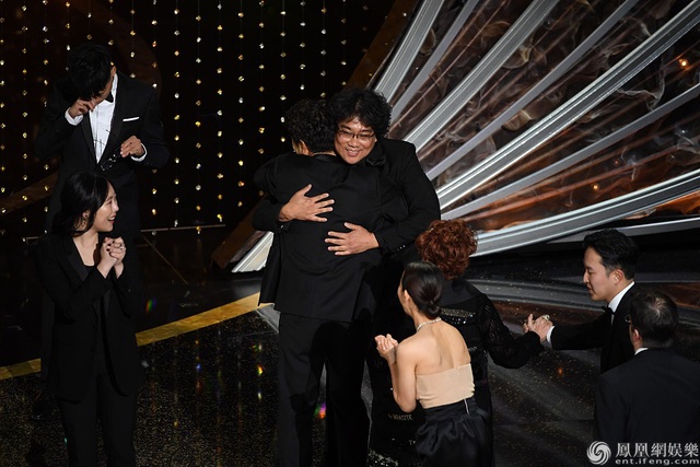 Khoảnh khắc rực rỡ của dàn sao “Ký sinh trùng” trên thảm đỏ Oscar 2020 - 21 Khoảnh khắc rực rỡ của dàn sao “Ký sinh trùng” trên thảm đỏ Oscar 2020 - 21