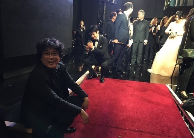 Khoảnh khắc rực rỡ của dàn sao “Ký sinh trùng” trên thảm đỏ Oscar 2020 - 23 Khoảnh khắc rực rỡ của dàn sao “Ký sinh trùng” trên thảm đỏ Oscar 2020 - 23