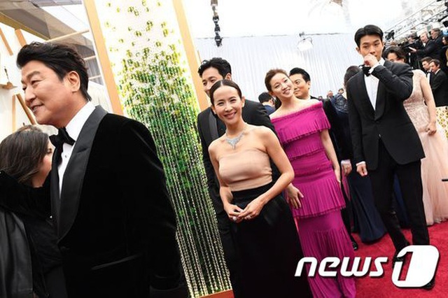 Khoảnh khắc rực rỡ của dàn sao “Ký sinh trùng” trên thảm đỏ Oscar 2020 - 2 Khoảnh khắc rực rỡ của dàn sao “Ký sinh trùng” trên thảm đỏ Oscar 2020 - 2
