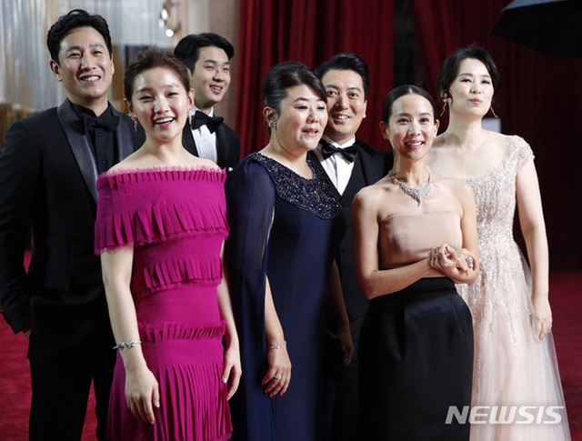 Khoảnh khắc rực rỡ của dàn sao “Ký sinh trùng” trên thảm đỏ Oscar 2020 - 3 Khoảnh khắc rực rỡ của dàn sao “Ký sinh trùng” trên thảm đỏ Oscar 2020 - 3