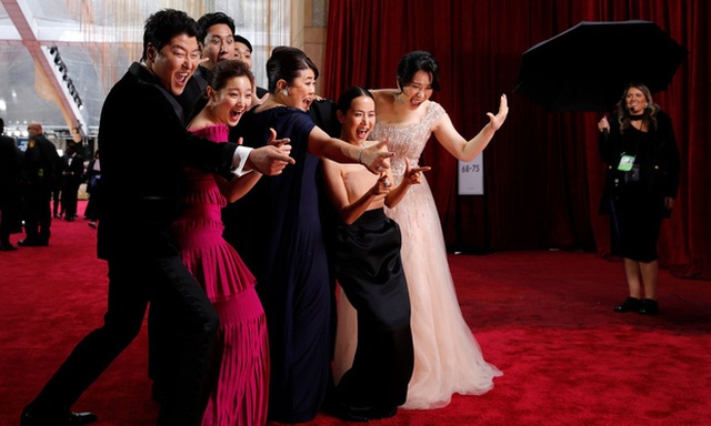 Khoảnh khắc rực rỡ của dàn sao “Ký sinh trùng” trên thảm đỏ Oscar 2020 - 5 Khoảnh khắc rực rỡ của dàn sao “Ký sinh trùng” trên thảm đỏ Oscar 2020 - 5