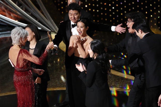 Khoảnh khắc rực rỡ của dàn sao “Ký sinh trùng” trên thảm đỏ Oscar 2020 - 11 Khoảnh khắc rực rỡ của dàn sao “Ký sinh trùng” trên thảm đỏ Oscar 2020 - 11