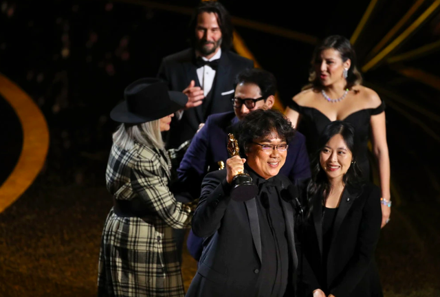Khoảnh khắc rực rỡ của dàn sao “Ký sinh trùng” trên thảm đỏ Oscar 2020 - 14 Khoảnh khắc rực rỡ của dàn sao “Ký sinh trùng” trên thảm đỏ Oscar 2020 - 14