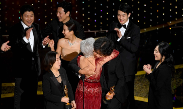 Khoảnh khắc rực rỡ của dàn sao “Ký sinh trùng” trên thảm đỏ Oscar 2020 - 12 Khoảnh khắc rực rỡ của dàn sao “Ký sinh trùng” trên thảm đỏ Oscar 2020 - 12