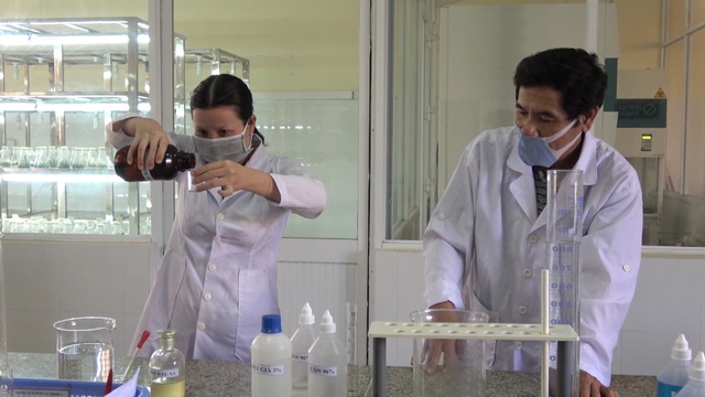 Thầy trò khoa Hóa pha chế dung dịch rửa tay khô tặng miễn phí cho người dân - 4 Thầy trò khoa Hóa pha chế dung dịch rửa tay khô tặng miễn phí cho người dân - 4