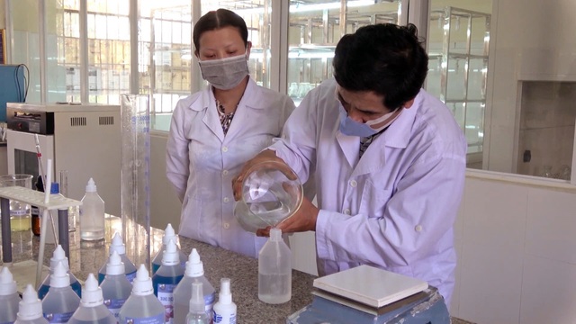 Thầy trò khoa Hóa pha chế dung dịch rửa tay khô tặng miễn phí cho người dân - 2 Thầy trò khoa Hóa pha chế dung dịch rửa tay khô tặng miễn phí cho người dân - 2