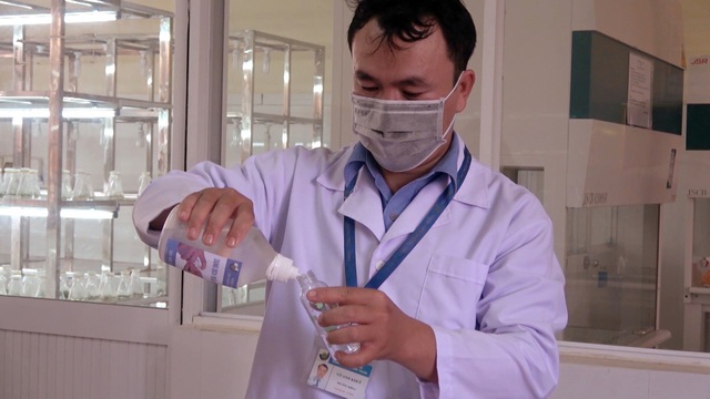 Thầy trò khoa Hóa pha chế dung dịch rửa tay khô tặng miễn phí cho người dân - 5 Thầy trò khoa Hóa pha chế dung dịch rửa tay khô tặng miễn phí cho người dân - 5